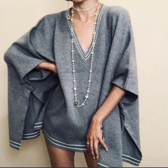 House of Harlow 1960 Sweaters - NWT House of Harlow 1960 Gray & Green Poncho Shawl Sweater One Size